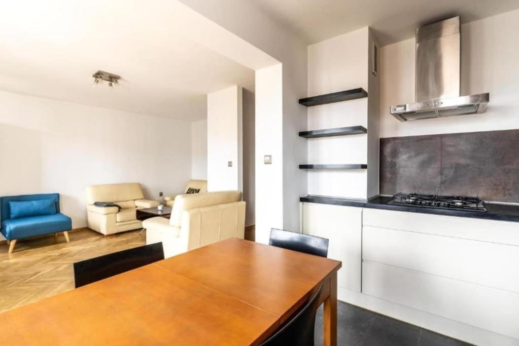 Apartment Zamkniete Center Twarda - Spacious One Bedroom Warsaw